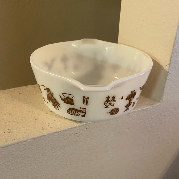 Pyrex Vintage Early American  Bowl with Brown Design. 1 1/2 Qt. Exc. Condition. - Picture 2 of 7